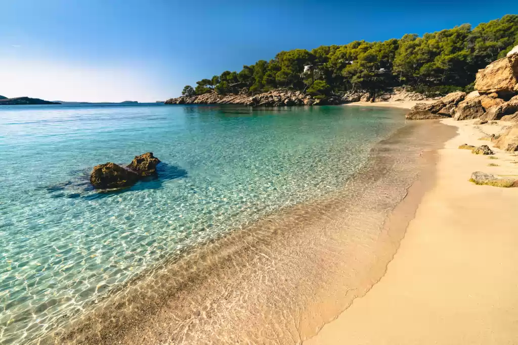 Calas para navegar un día en Ibiza